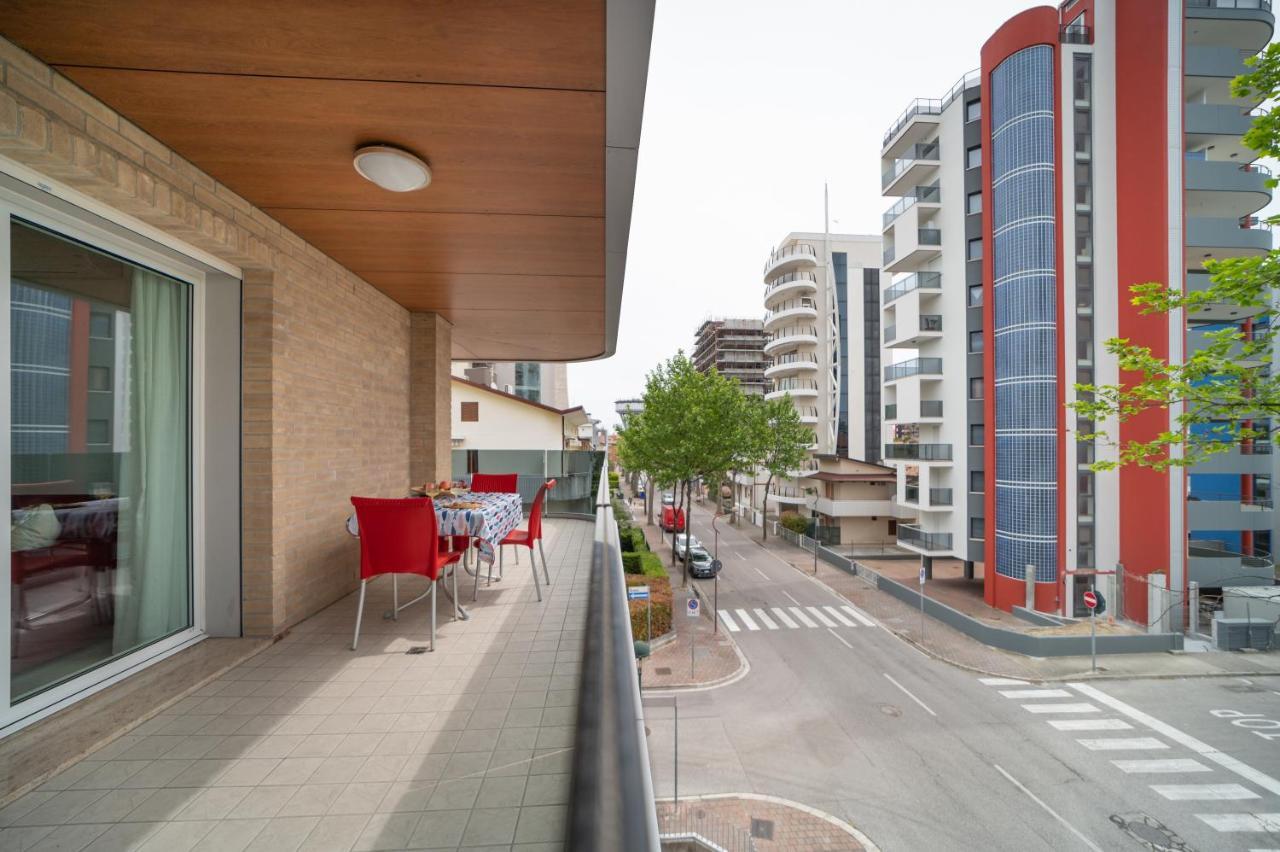 Apartamento Residenza Monica Lignano Sabbiadoro Exterior foto