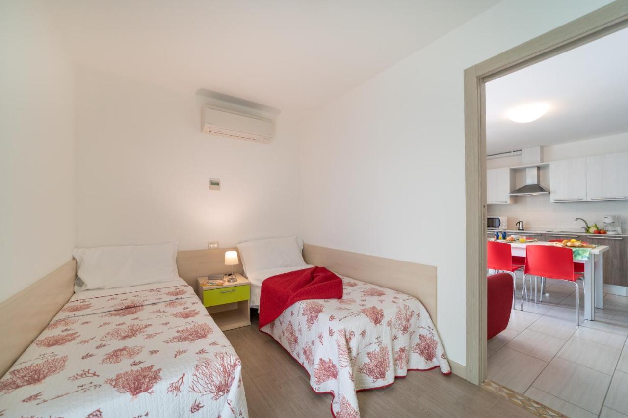 Apartamento Residenza Monica Lignano Sabbiadoro Exterior foto